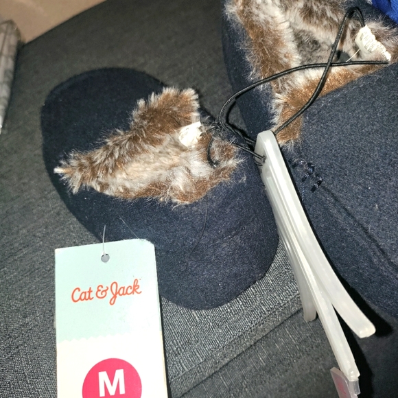 2 pairs of shoes size 7/8 toddler - Picture 3 of 10